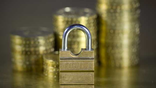 V loňském roce lidé přišli v bankách o desítky miliard korun