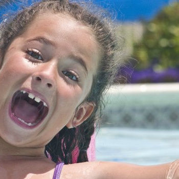 Bazén na zahradě? To není jen pár tisíc na nákup. Jaké jsou skutečné náklady?