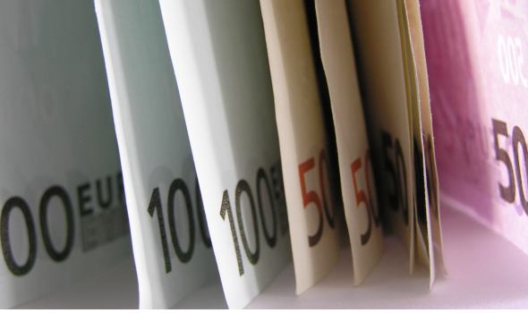 Hotovost se do zahraničí nevyplatí