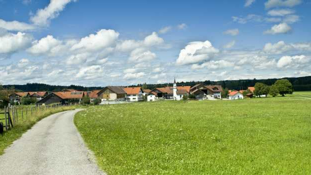 Je levnější bydlet ve městě, nebo na vesnici?