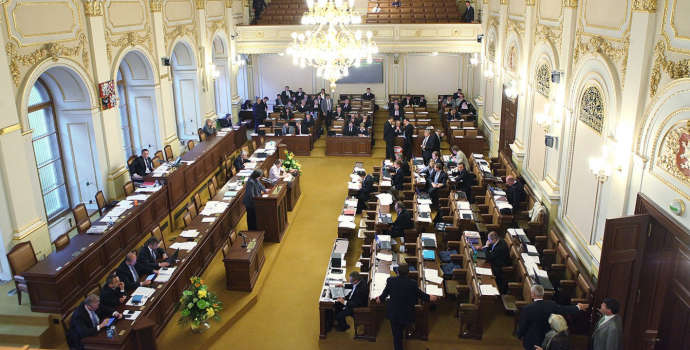 O co se hraje ve volbách? Poslancům jde o 130 tisíc měsíčně