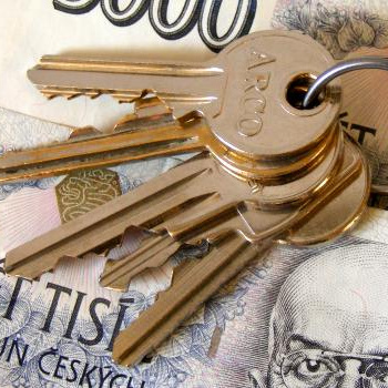 Odborníci: Ovlivní zásah ČNB do kurzu koruny i ceny bytů?