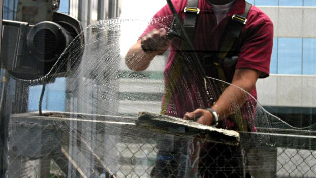 Kolik stojí předvánoční úklid: Vyplatí se najmout firmu?