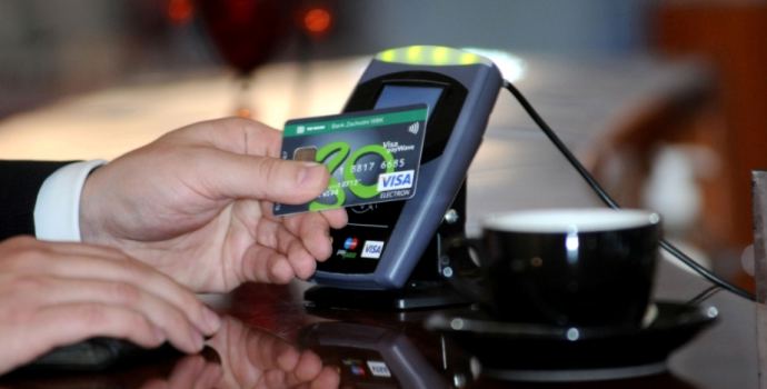 Lidé i obchodníci ušetří za platby kartou rozhodli poslanci EU