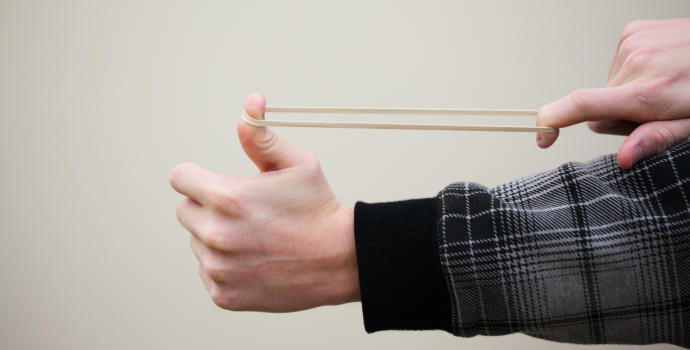 Většina čechů má pocit, že si lidé v jejich okolí nezaslouží, co mají