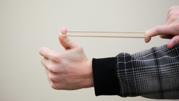 Většina čechů má pocit, že si lidé v jejich okolí nezaslouží, co mají