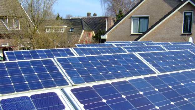 Vydělává na solární energii, má nárok na podporu v nezaměstnanosti?