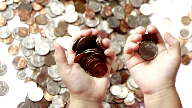 První banka začíná "platit klientům poplatek" za to že jim spravuje výplatu