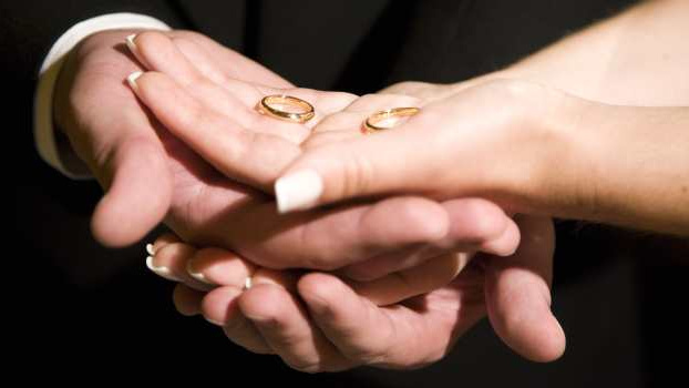 Exekuce nově nezasáhne nezadluženého z manželů