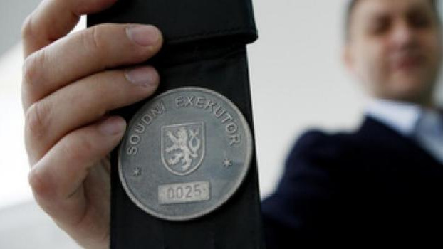 Exekutorům má klesnout příjem až o dvě třetiny, těm se to nelíbí