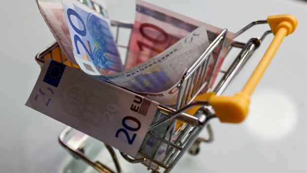 Domácnosti více spoří a důchodcům poprvé v historii klesly životní náklady