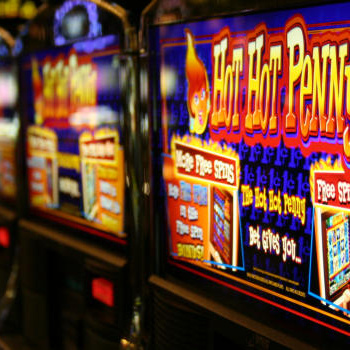 Češi prosázeli téměř bilion. Kde na to berou a kdo na tom vydělává nejvíc?