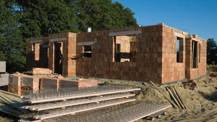 Stavba domu svépomocí ušetří spoustu peněz. Na co dát pozor?