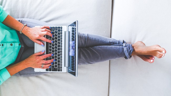 Půjčka přes internet: Lze si bezpečně půjčit i bez návštěvy banky?