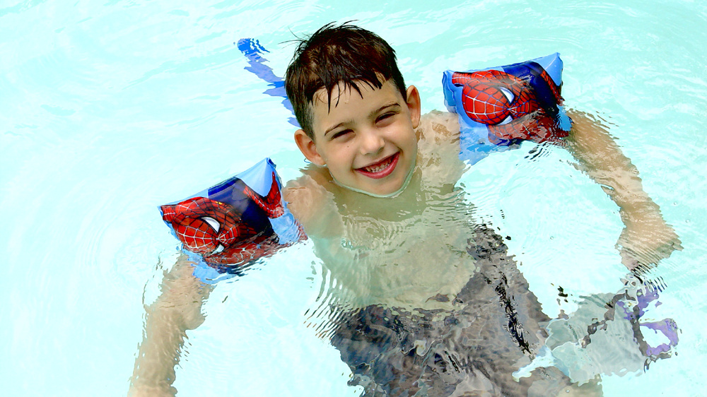 Kurzy plavání bude nově dětem hradit stát