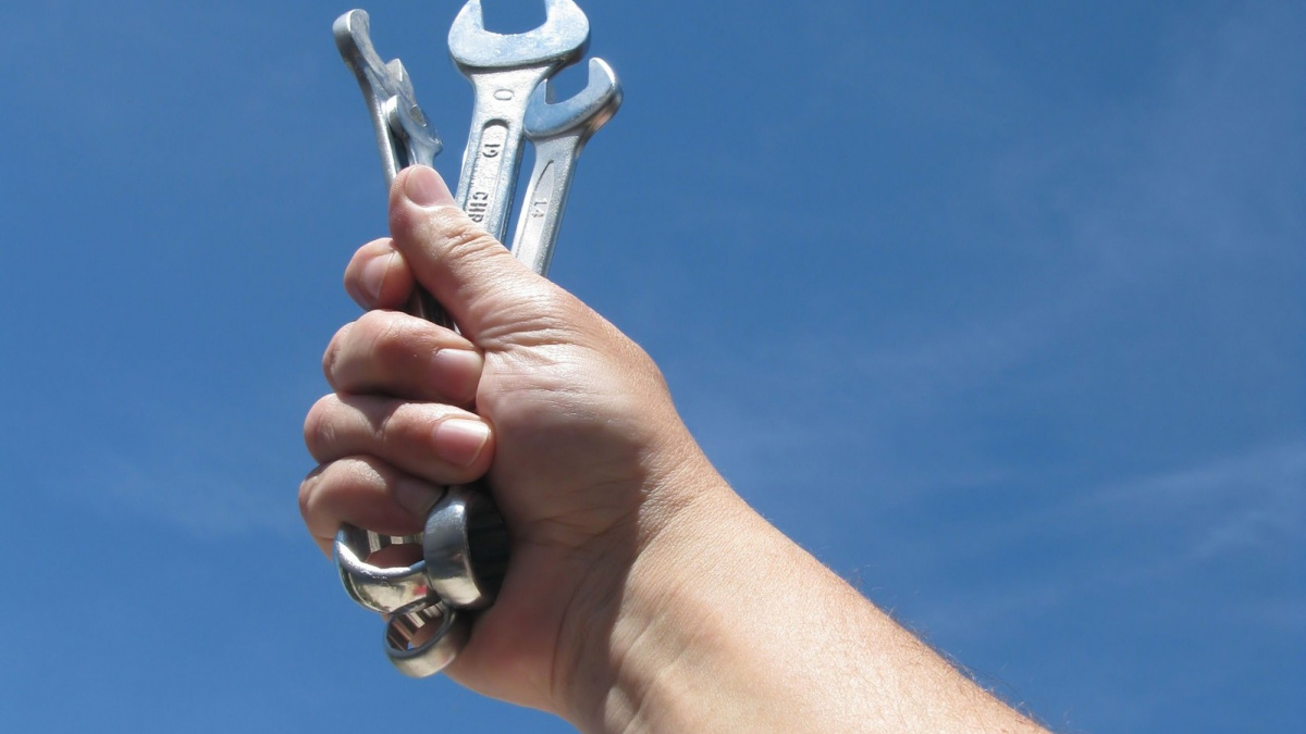 dTest: Ženy a starší lidé si u instalatérů připlatí více než muži