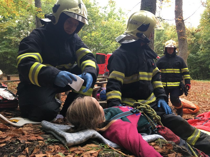 Nový zákon ruší některé daně, polepší si hasiči a policisté