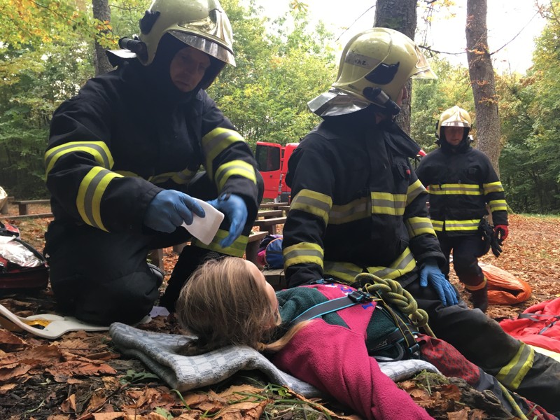 Hasiči a zdravotní sestry mají jít dřív do důchodu. V práci budou ale chybět