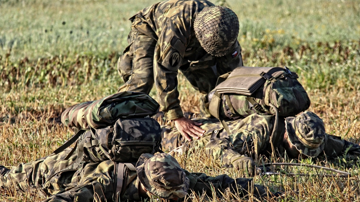Politici přemýšlí o povinné vojenské službě. Co to přinese?