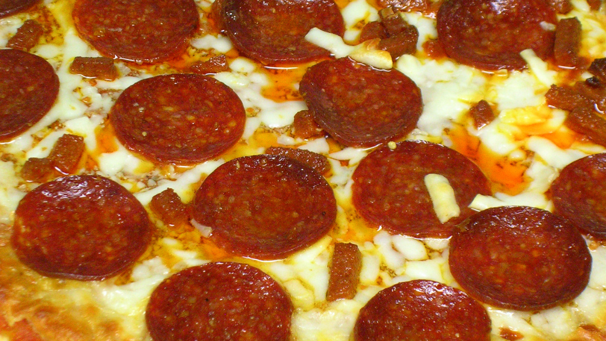 Test: Mražené pizzy často obsahují náhražky za šunku i sýr, hlavně ty pro čechy