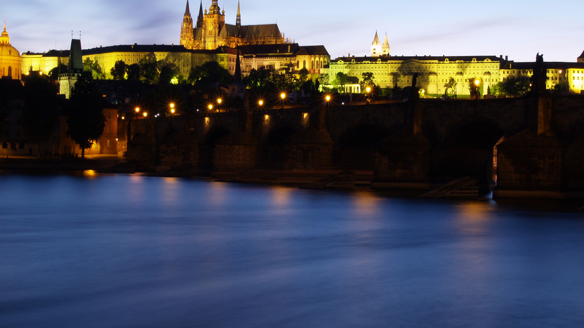 Zemanův úřad utratil o 90 milionů víc, než měl