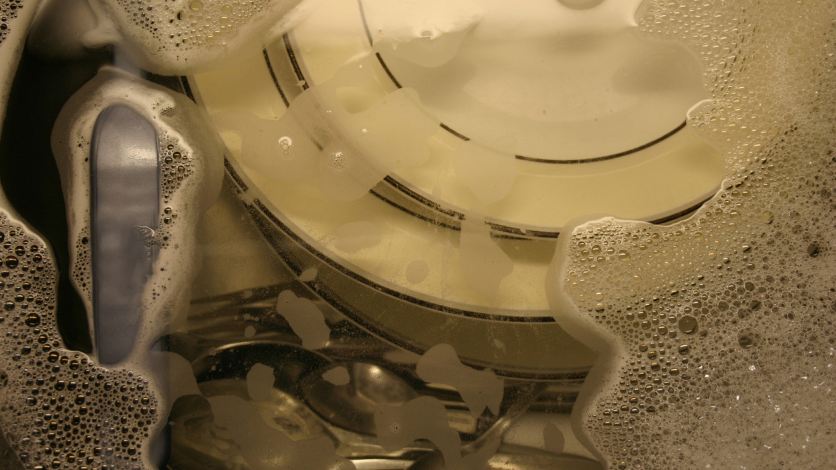 Vyplatí se domácí výroba prostředků na nádobí, než je kupovat?