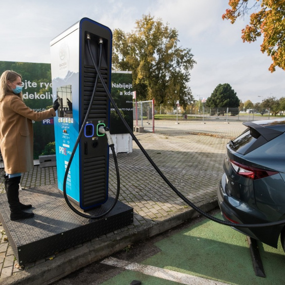 EU: Do roku 2030 chce na svých silnicích alespoň 30 milionů aut bez emisí