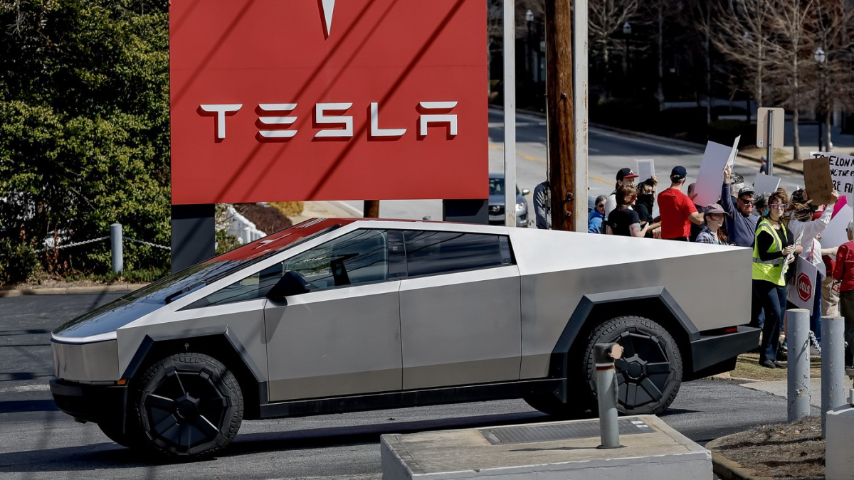 Musk táhne Teslu ke dnu: Evropané utíkají ke konkurenci