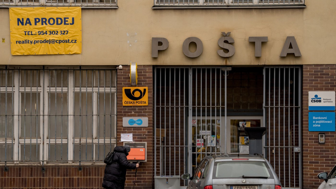 Česká pošta se dál topí v červených číslech: Ztráta přes miliardu a zákazníci ubývají