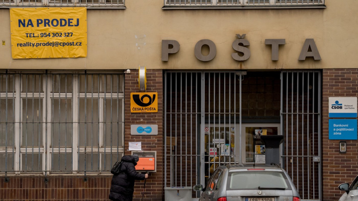 Česká pošta se dál topí v červených číslech: Ztráta přes miliardu a zákazníci ubývají