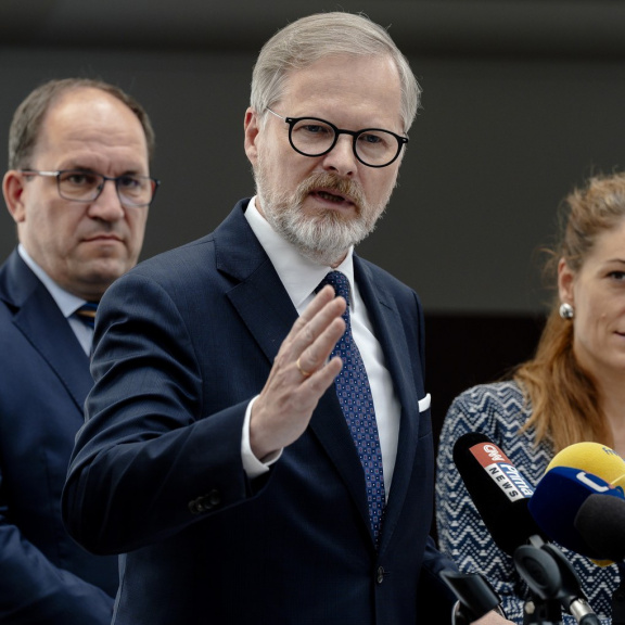 Fialův kabinet couvl. Rozpočet letí do Sněmovny znovu – a začíná politická mela roku