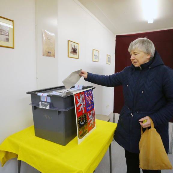 Za stovku na hodinu? O volební komise není zájem, stát slibuje vyšší plat až příští rok