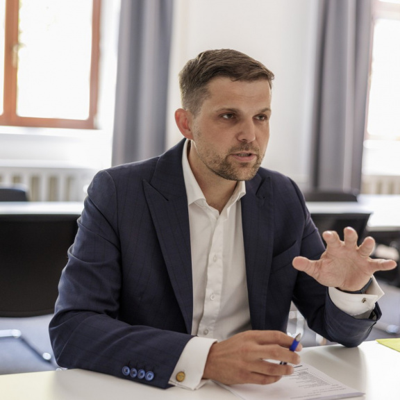 Brusel couvl! Hladík slaví: Emisní povolenky prý domácnosti nezruinují