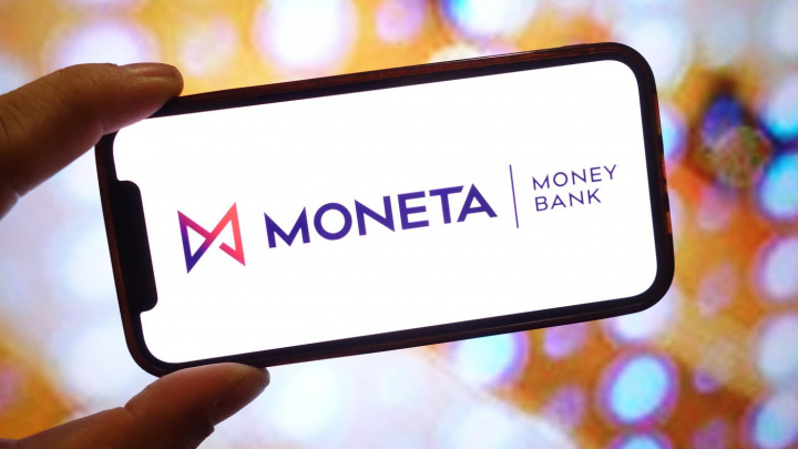 Peklo pro statisíce Čechů: Klienti Monety odříznutí od peněz zuří, banka nestíhá