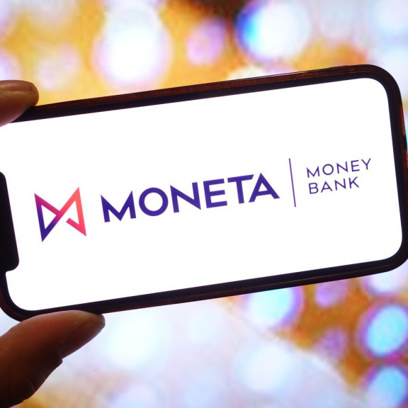 Peklo pro statisíce Čechů: Klienti Monety odříznutí od peněz zuří, banka nestíhá