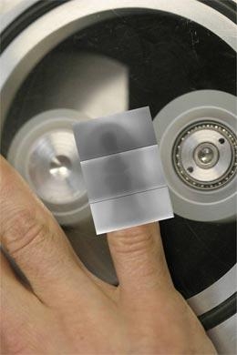 Rentgenový snímek prstu, pořízený paprsky z pásek