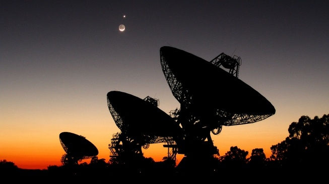 Astronomové zkoušejí rozluštit signály z neznáma