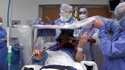 Houslista hrál během operace svého mozku