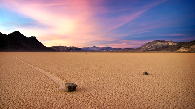 Kdo hýbe kameny v kalifornské poušti