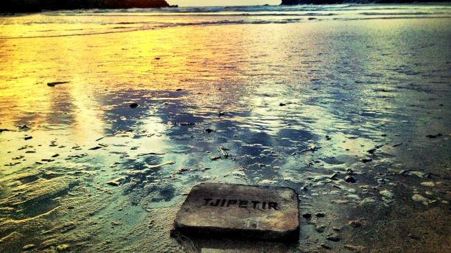 Známe původ tajemných desek, vyplavovaných Atlantikem