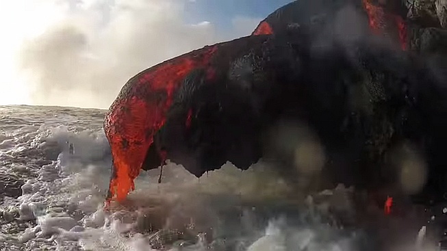 Z unikátních záběrů lávy, tekoucí do oceánu, jde žár po zádech