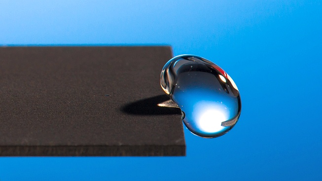 Laserem upravený kov odpuzuje vodu jako trampolína