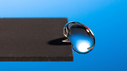 Laserem upravený kov odpuzuje vodu jako trampolína