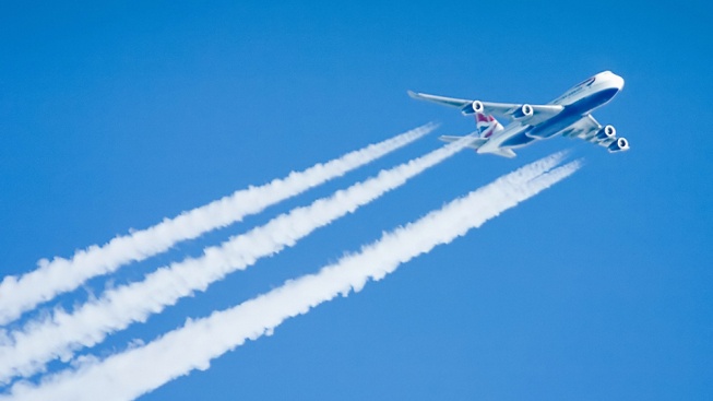 Vědecké kladivo: Co je kondenzační stopa (a není chemtrail)