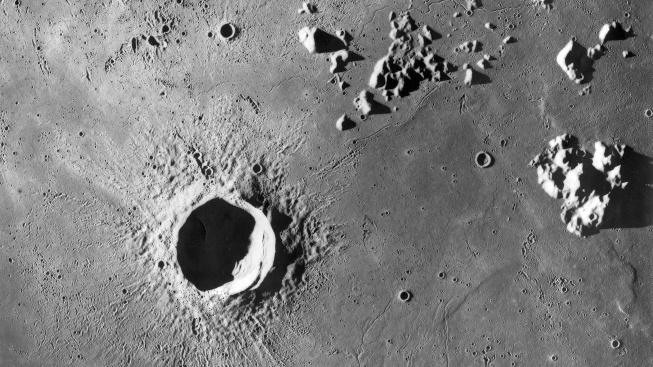 Pod povrchem Měsíce by mohly být obří lávové tunely