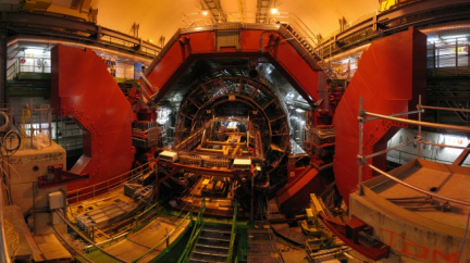 Velký hadronový urychlovač opět žhaví do provozu