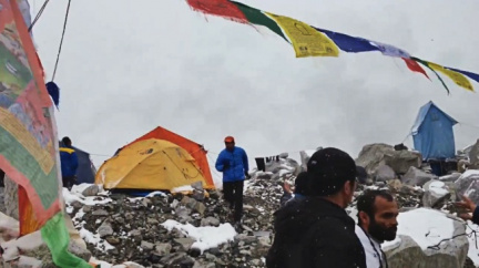 Záběry z Everestu ukazují hrůzu, kterou přinesla lavina stržená zemětřesením