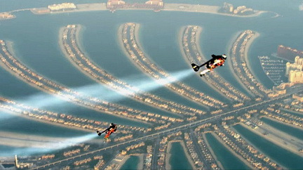 Jak si ukrátit čas v Dubaji? S tryskami na zádech