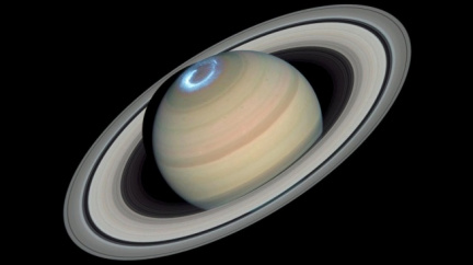 Fantastické video ze sondy Cassini předvádí tenkost Saturnových prstenců