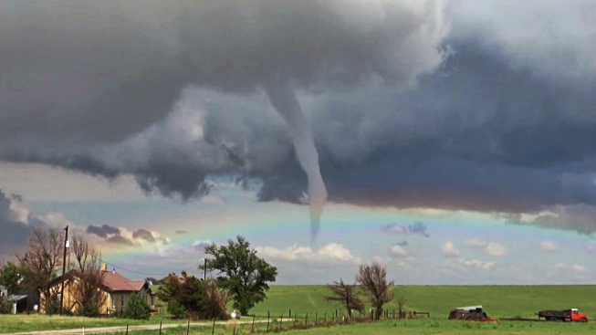 Co je lepší než tornádo? Tornádo s duhou